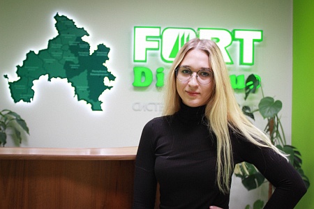 Арина Абрамова - начальник отдела управления персоналом АО «Форт Диалог», пообщалась с журналистом «РБК» на предмет участия стажеров в работе компании